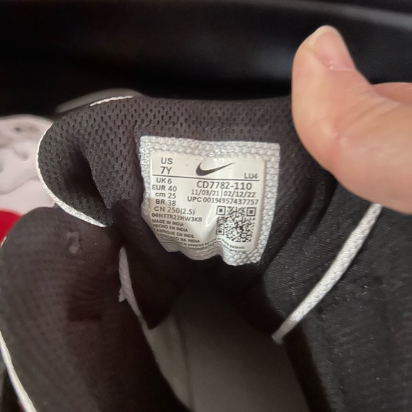 Nike Court Borough Mid 2 still in great Shape my son only used it like 2times - Picture 16 of 16